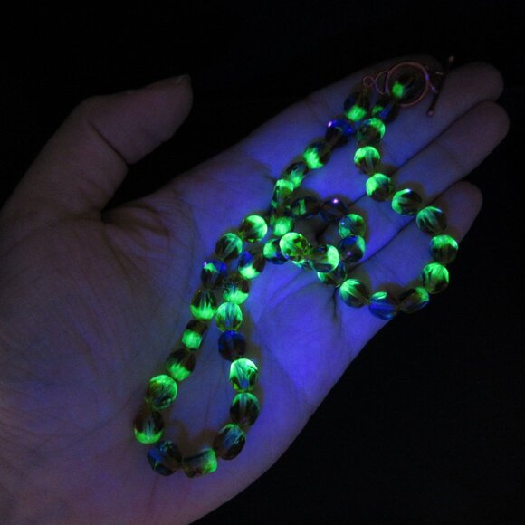Uranium glass bead necklace with copper toggle - Picture 2 of 9